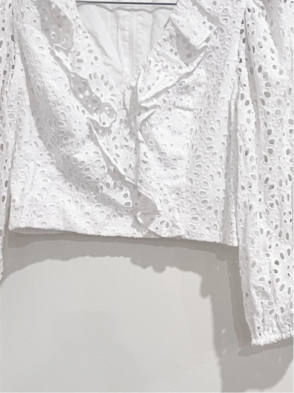 EUC Lilly Pulitzer Roca Resort White Eyelet Ruffle V-Neck Cropped Blouse